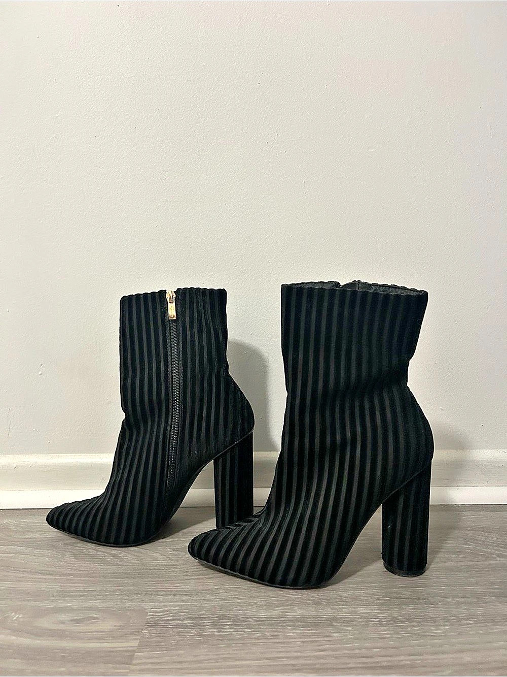 Ribbed Black Heeled Ankle Boots EU 39